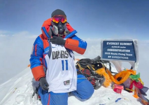 👍A Chinese fan wore an Irving jersey to climb Mount Everest. I responded: Thank you. This is really a challenge.