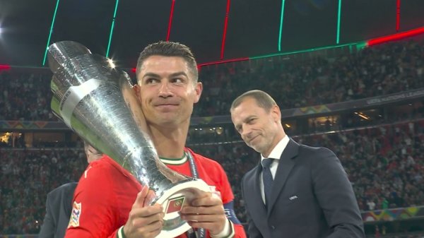 🏆Happy Moment! Ronaldo holds the UEFA Champions League trophy and recreates the classic picture of carrying the trophy