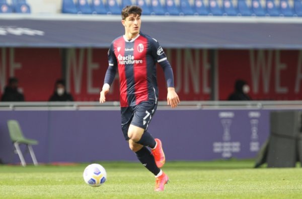 Reporter: Mourinho intends to introduce Orsolini, but was rejected by Bologna and the players