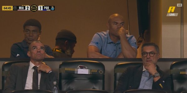 Pepe watched Miami vs Porto on the stands and greeted Messi in the player channel