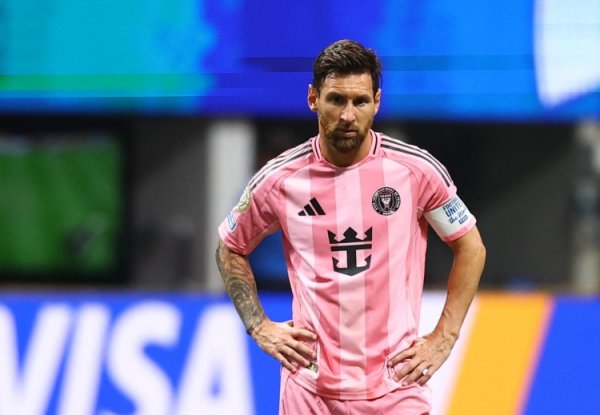The team in the official matches twice against Messi s team has won at least 4 goals, only Bayern and Paris can do it