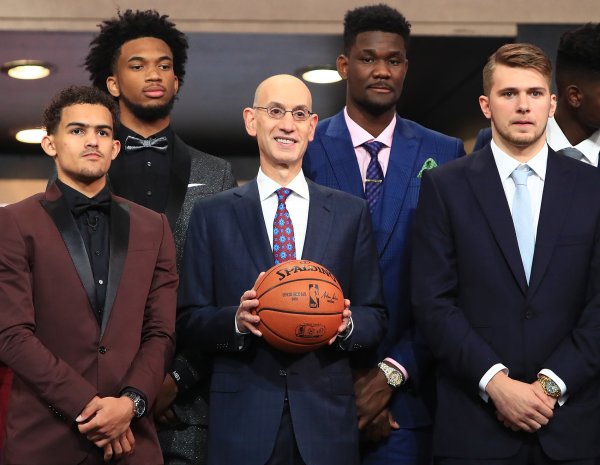 🧐The situation of the 18th draft is very different: the No. 1 pick is bought out, the second pick may get the basic salary, and some people become super big