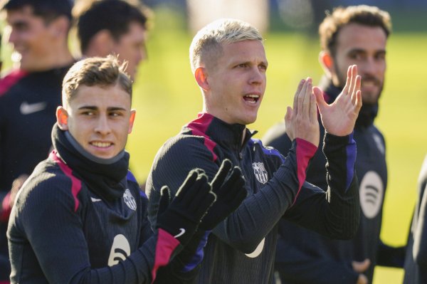 Each team: If Barcelona cannot buy the left winger, Frick can choose 4 players from the first team 26 6 players from the youth team