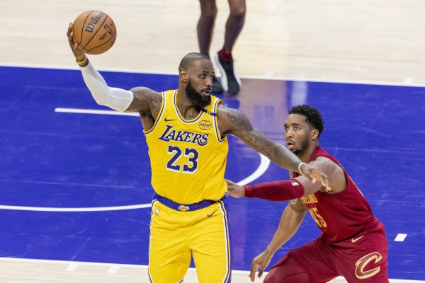 NBA executive: James is wrong in executing player options He should sign the Cavaliers as a free agent