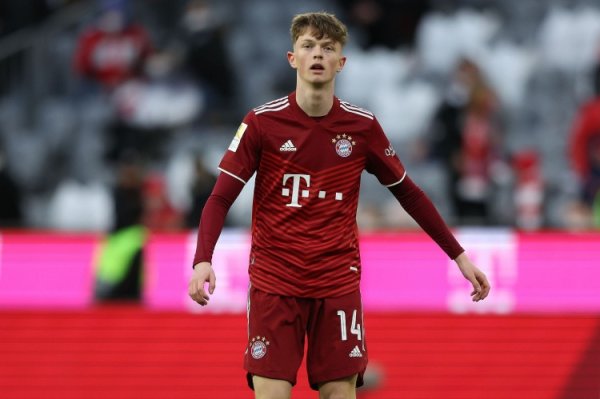 Dutch media: Eindhoven intends to loan 19-year-old Bayern midfielder Paul Wanal