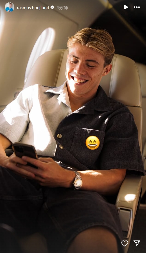 Smiling! Hoylen showed off the scene of himself taking a plane to watch his mobile phone, and the player left the team as of buzzer-beater as of the day