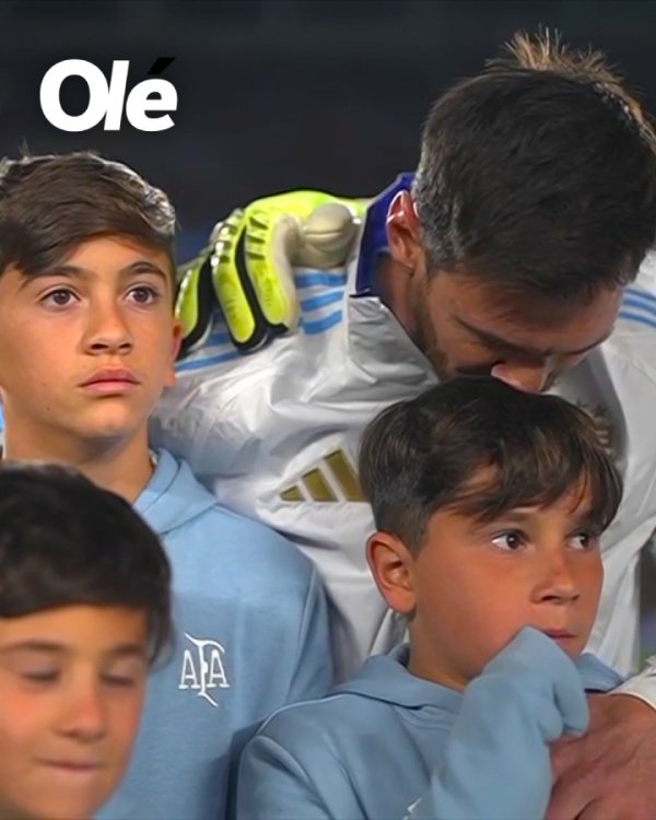A lot of emotions! Messi lowered his head and kissed his son while playing the national anthem