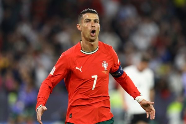 Can t stop! 40-year-old Ronaldo scored the 139th goal of his own national team and the 941st goal of his career
