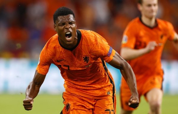 Dumfries is only 3 goals away from a Dutch record. Koeman: I hope my record won t last too long