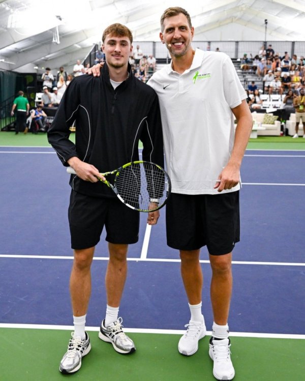 Linkage! Mavericks No. 1 Flag appeared in the celebrity tennis match and interacted closely with Nowitzki