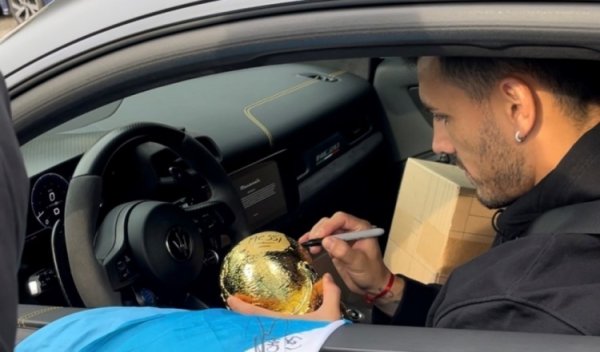 Don’t forget to tell my husband if you have a family sacrifice! Foreign media: Fans only have Messi s signature after replicating the World Cup trophy