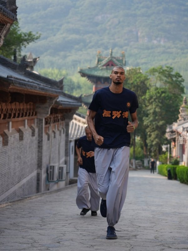The side mission is over! Spurs posted a photo to review Wenban s summer trip: the cover is a trip to Shaolin Temple