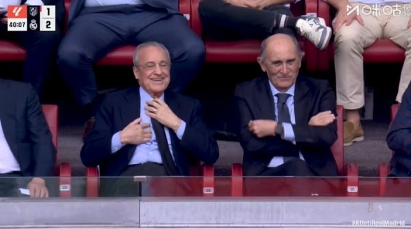 Smiling! After Real Madrid scored the second goal and overtook the score, Florentino laughed happily in the audience