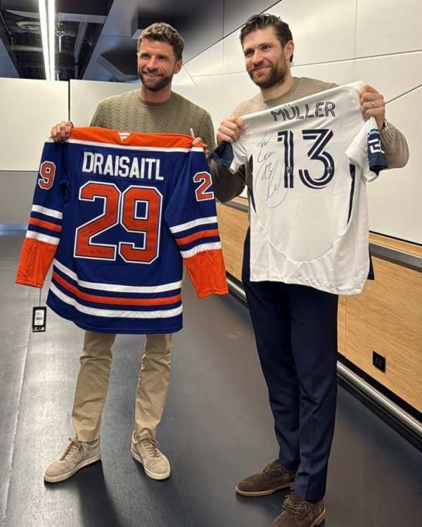 Mueller took a photo with German ice hockey player Dreisettel, and the two called each other legends on social media