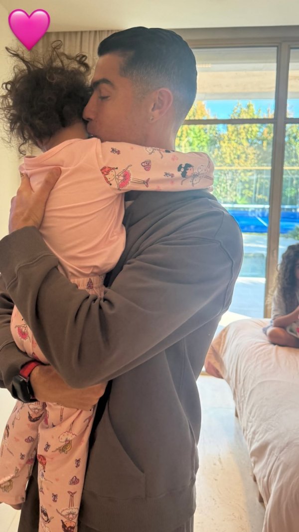 The president s daily life! Georgina posted photos of Ronaldo taking care of her baby on social media