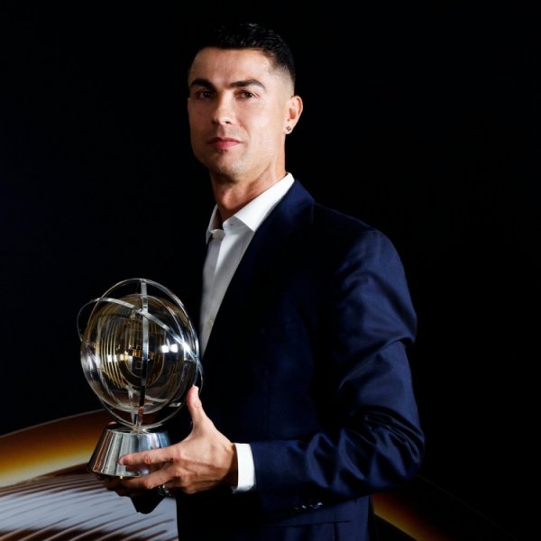 Winner of the Portugal Global Reputation Award, Ronaldo posted a photo on social media: I am honored to have received this special recognition