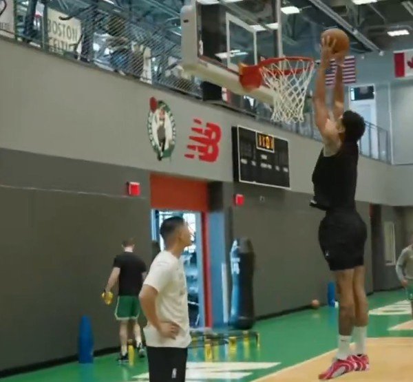 The recovery speed is amazing! Tatum posted a video of a two-handed dunk on the spot: It must be because of the shoes👀