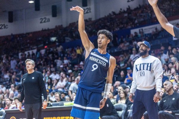 Steady rotation? Zhu Zan scored 8 points in 13 minutes as a substitute and scored 20 points in 14 minutes in the previous game!