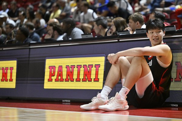 What is the highest score in a single game by a Chinese player in preseason? Yang Hansen ranked 4th with Mobile Great Wall, only 5 players reached double figures