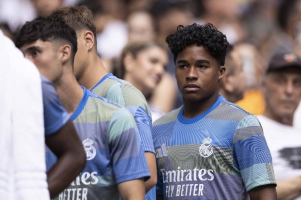 Cicinho: I have played for Real Madrid and know that competition is fierce. If Enderrick has no chance, he should leave.