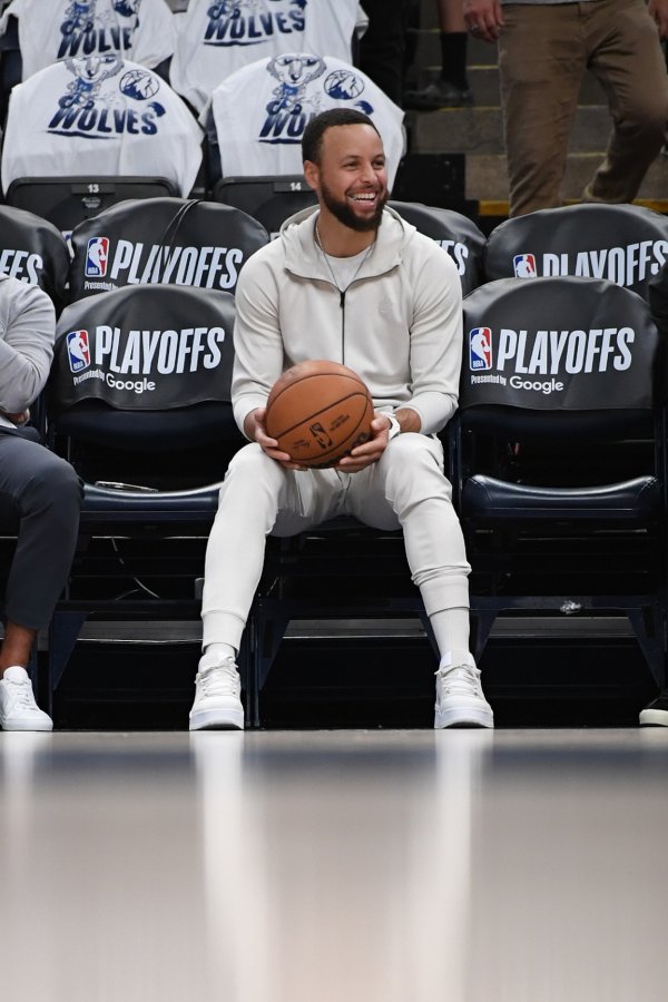 Yong San is crazy! Ezeli: Curry would read the bad comments on social media during halftime and then go berserk in the second half