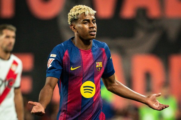 Reporter talks about Yamal s late arrival incident: As far as I know, he participated in the training before the match against Paris on time