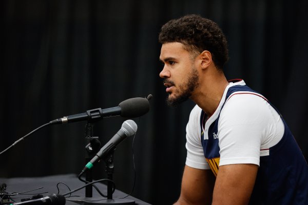 Try a different bow! Cameron Johnson made all 4 three-pointers in the first quarter and only scored 1 point, 2 rebounds and 2 assists.