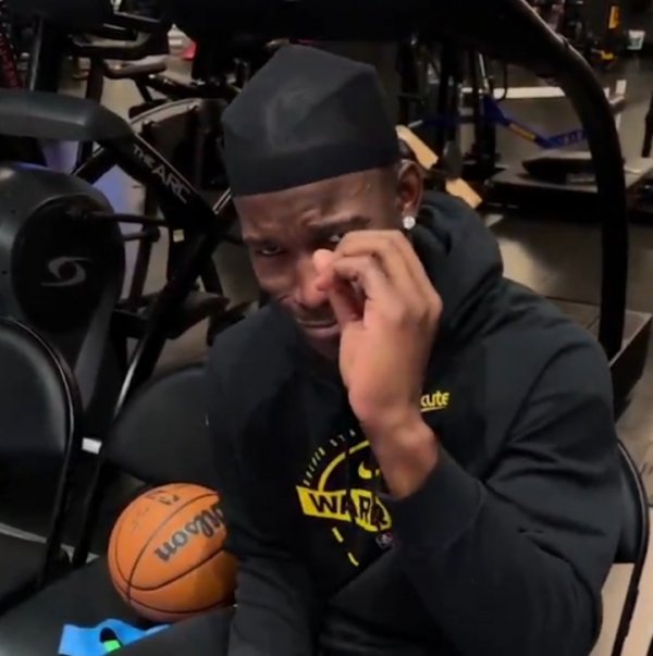 Who will win 1V1 with Hield? Butler was stunned and made an emoticon: N-0, he has no chance of winning.