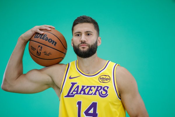 Lakers official: Kleber will miss the opening game with a strained trapezius muscle and will be re-evaluated in two weeks