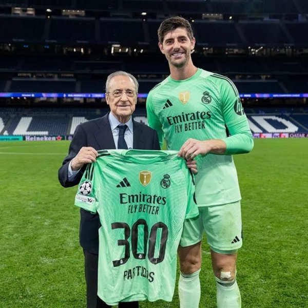 Courtois reached the milestone of 300 games in his Real Madrid career and received a commemorative jersey after the game