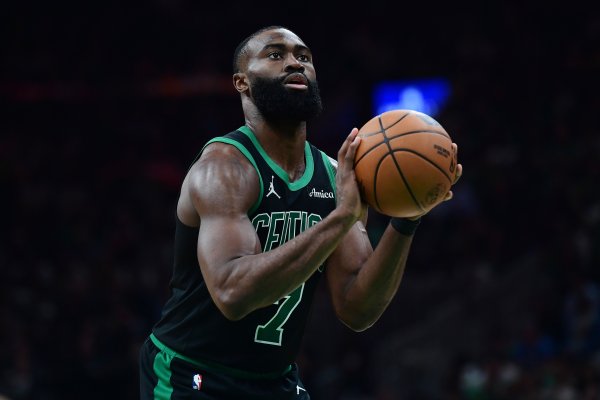 Average performance! Jaylen Brown made 3% of 7 shots in the half, 26 three-pointers, 2 of 3 points, and 8 points. He also had 4 rebounds and 3 assists.