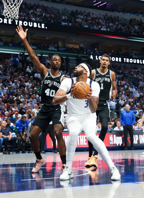 Encountering severe protection! Thick eyebrows made 3% of 13 shots in the half, made 266 free throws and scored 12+10 on 6 free throws. He also committed 4 fouls.