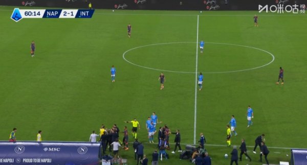 The smell of gunpowder exploded💥Lautaro and Conte had a conflict on the sidelines, and even after being pulled apart, they still sprayed each other in the air