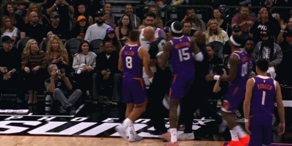 A chaotic fight! Allen was knocked down first by Coward. Allen then grabbed Alda s polo&. Both of them got T when they clashed.