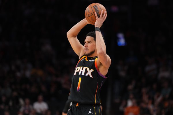 Booker averaged 30 points, 4 rebounds and 7.4 assists per game, shooting & from the field and shooting 51.1/45.7% from three-point range. US media: No. 1 choice