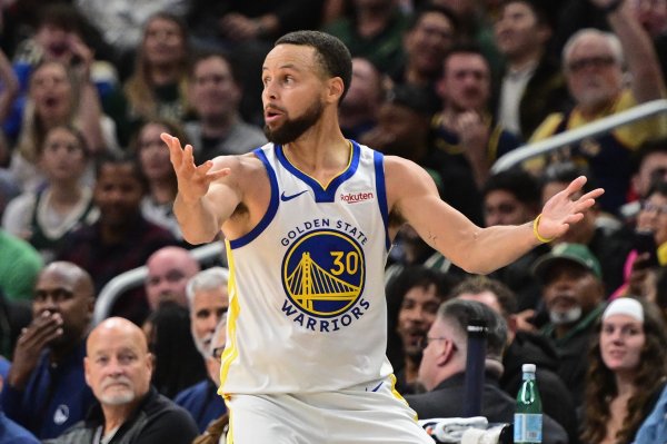 The difference in performance between inside and outside lines! Curry made 6 of 6 three-pointers in the first half, 4%, 26 two-pointers, 0 of 5, 12 points, 2 rebounds, 2 assists and 1 steal.