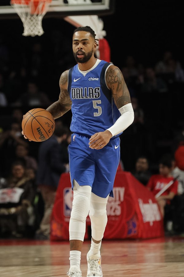 Outside double iron! Russell& Christie made 1 of 11 three-pointers in total, and the two scored a total of 18 points.