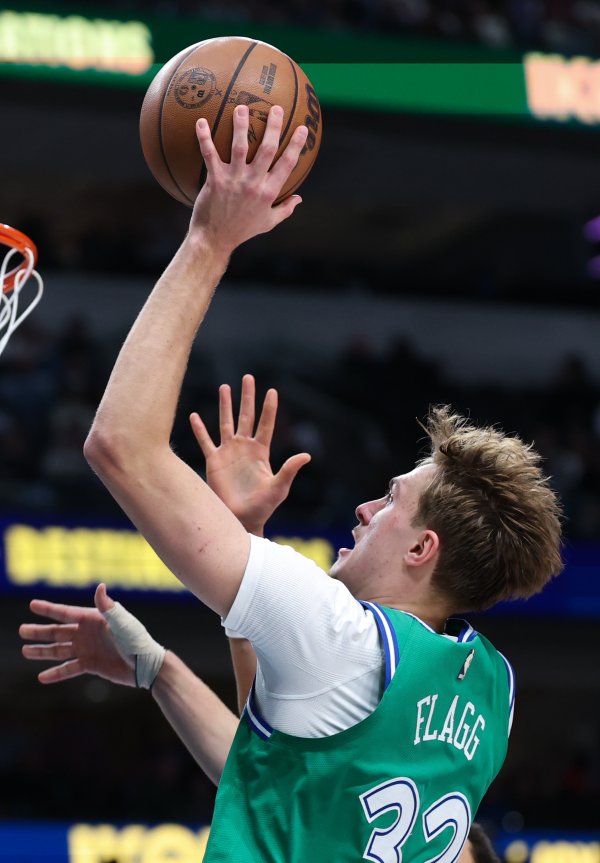 Quickly save your respect! Flagg made a fast break with a European step for a layup, then took a step back and hit the net with a three-pointer.