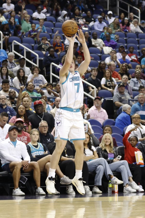 Cold-blooded rookie! Kobashi made a powerful tomahawk dunk, but the ball flew into Knipel s hands and the three-pointer was tied.