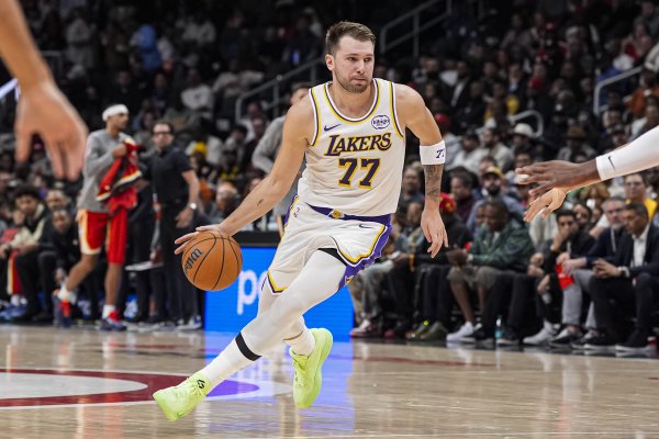 Doncic broke into the Lakers  top 10 with 40 points 6 times, Kobe ranked first 122 times, and James ranked sixth 18 times.