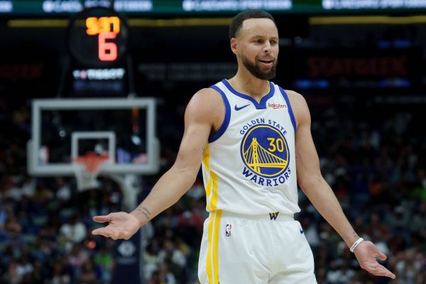 Try your best! Curry scored 34 points on 12-of-23 shooting, 3 rebounds, 9 assists and 3 steals, 7% on 15 three-pointers, 26 points in the first half, 22 points